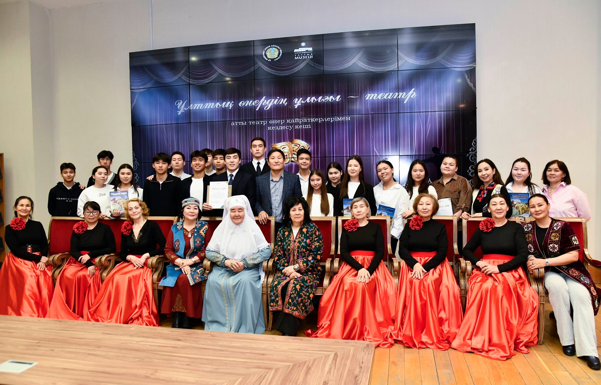 Провели встречу с деятелями театра