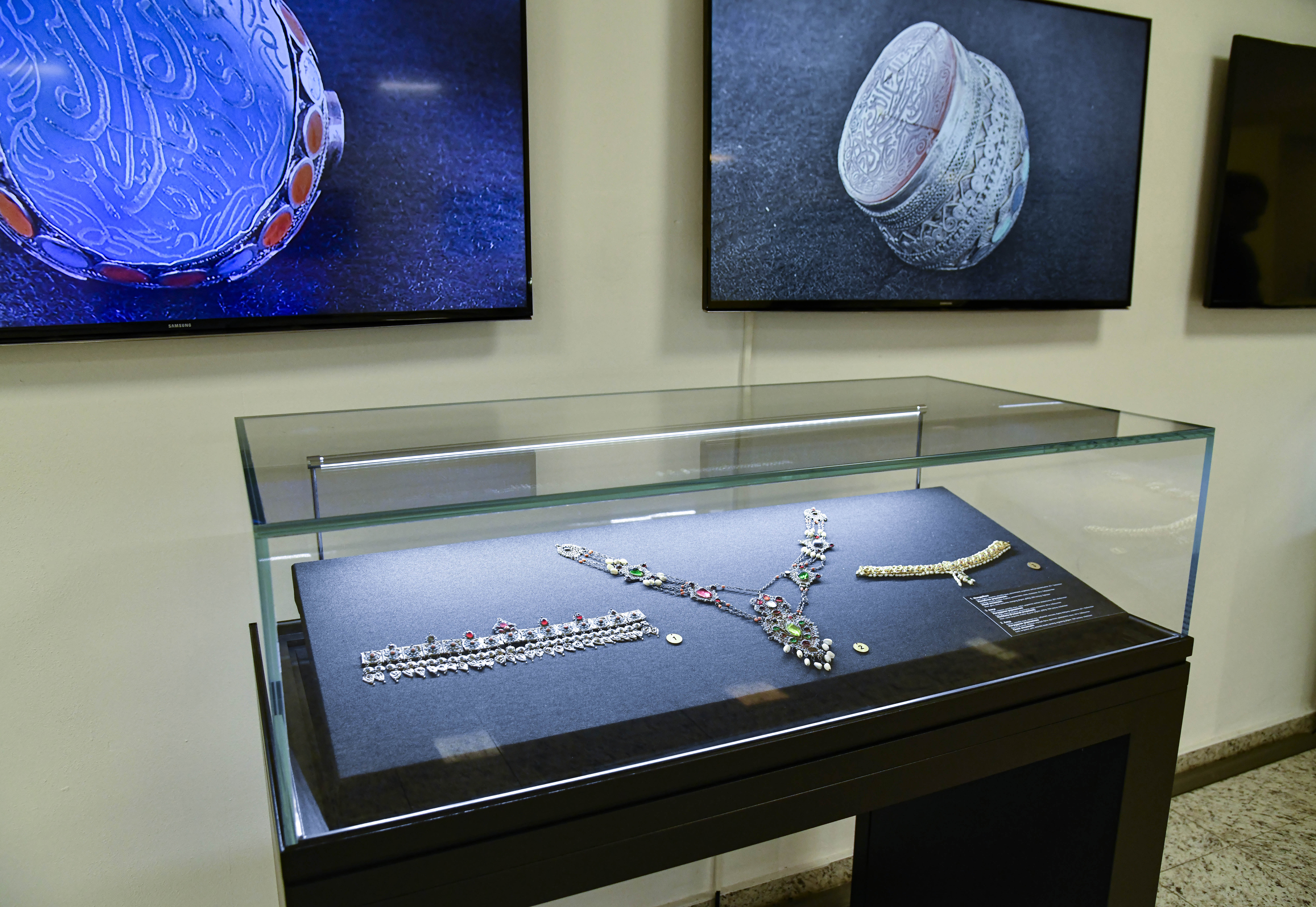 Проходит выставка «Восточный орнамент: традиции ювелирного искусства»