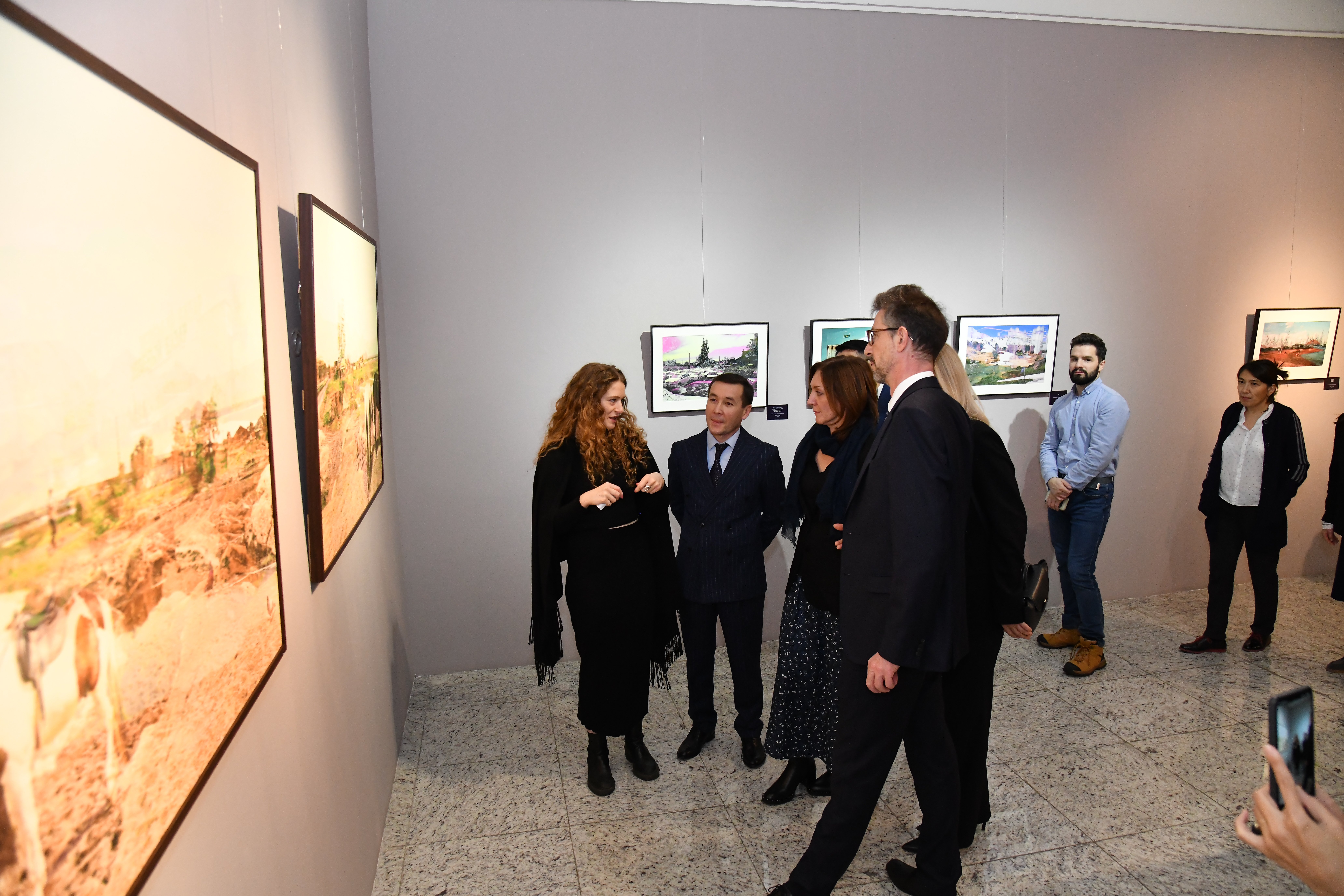 В Национальном музее состоялось открытие фотовыставки и VR-фестиваля в рамках художественной программы Франции