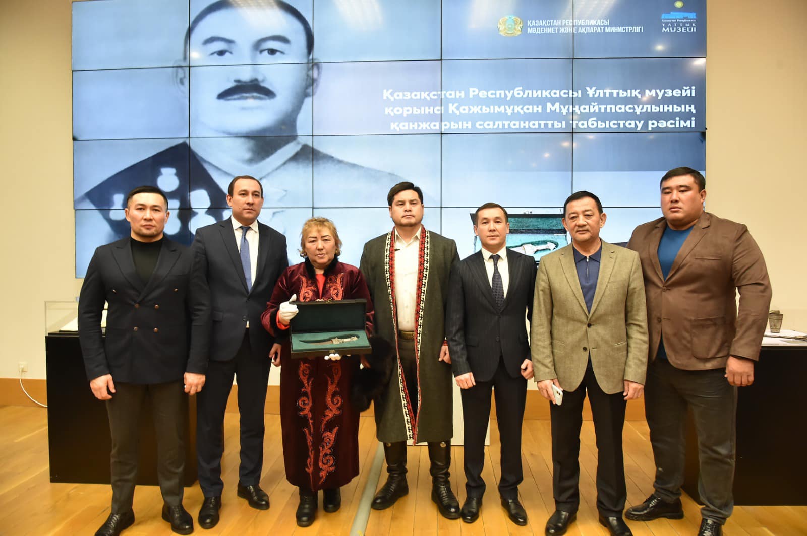В фонд Национального музея был передан кинжал Кажымукана Мунайтпасова 