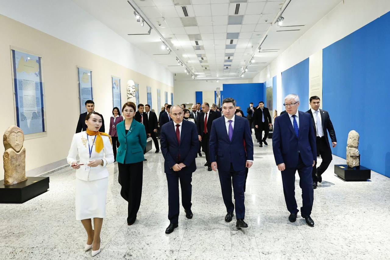 Премьер-министр Армении ознакомился с ценными экспонатами